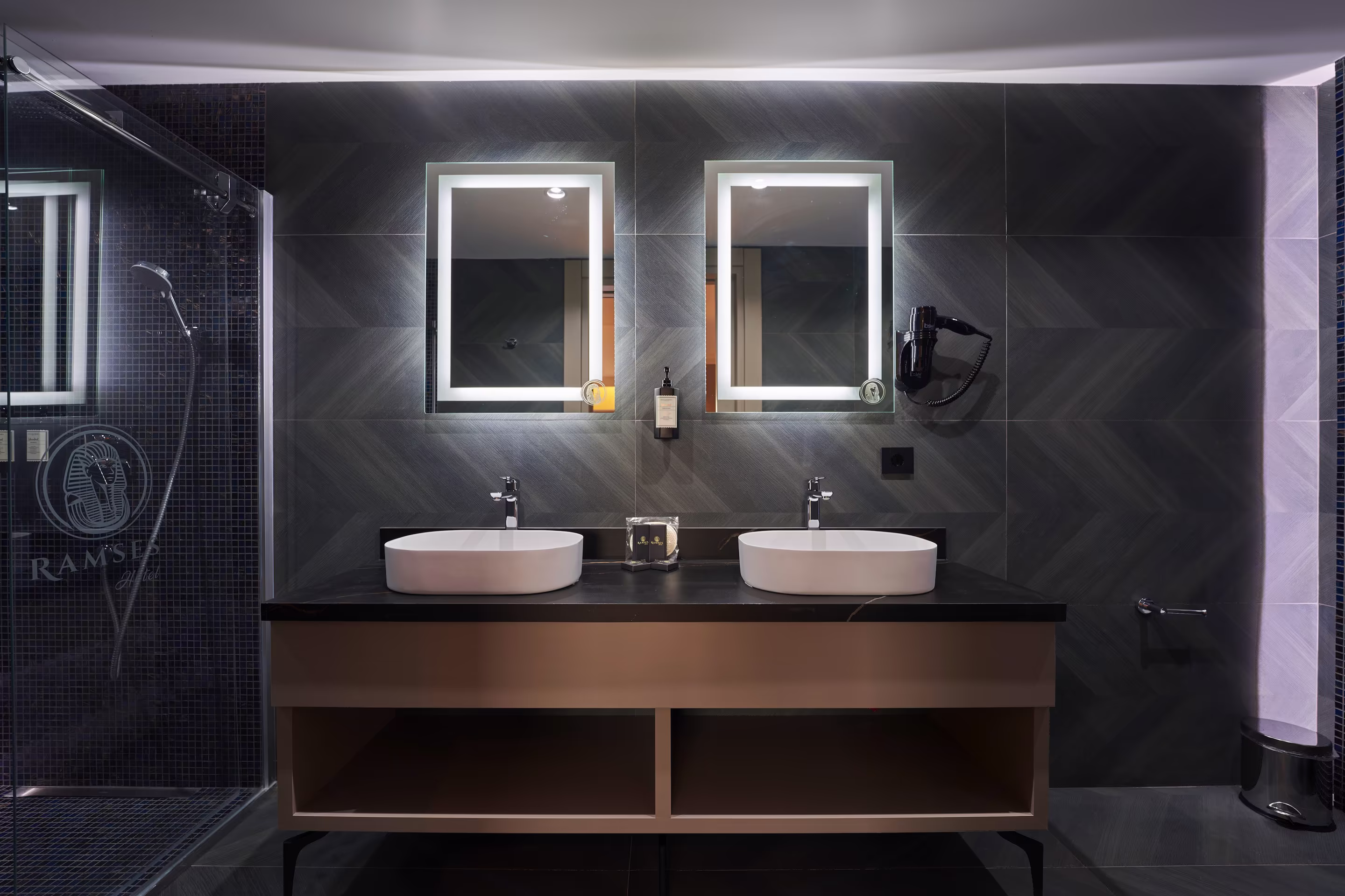 Ramses-hotel-izmir-odalar-king-suite-04